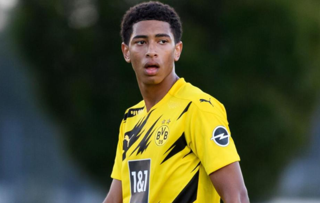 拜仁慕尼黑莱万多夫斯基帽子戏法（莱万多夫斯基为拜仁上演帽子戏法）