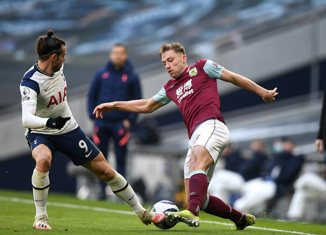 欧冠半场：蒂尔破门，阿尔瓦雷斯扳平，埃因霍温1-1马竞（欧冠半场战况：蒂尔先开纪录，阿尔瓦雷斯追平，埃因霍温暂与马竞1-1）