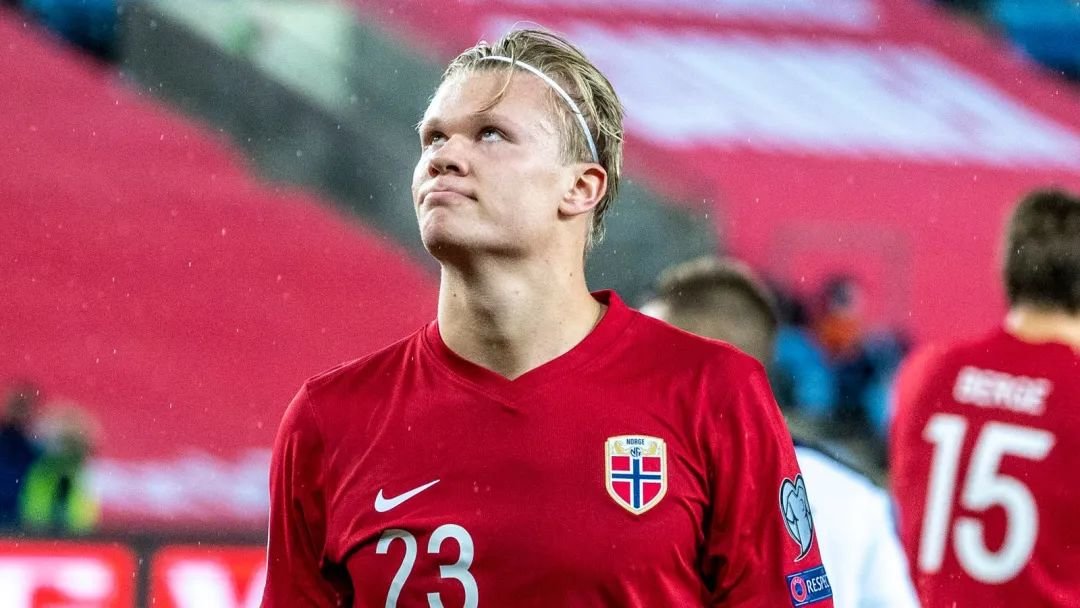 官方：葡萄牙主帅马丁内斯当选加泰罗尼亚足协年度最佳教练（官方：加泰罗尼亚足协评选葡萄牙主帅马丁内斯为年度最佳教练）