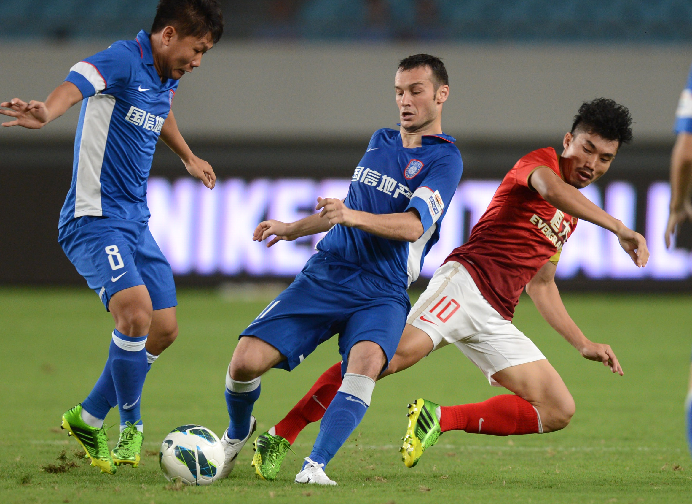 亚洲杯抽签揭晓，三强齐聚死亡之组（亚洲杯分组出炉，三大劲旅同落死亡之组）