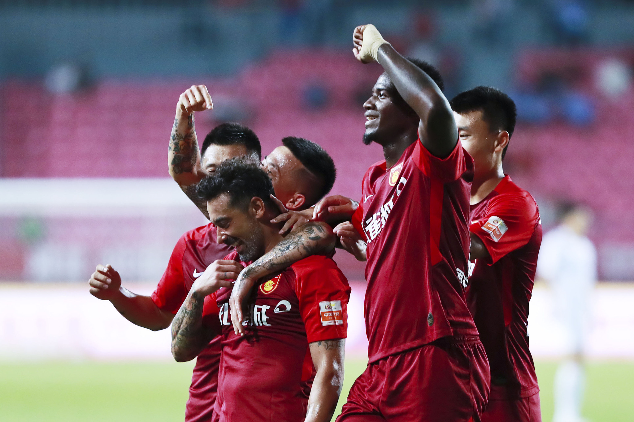 欧洲金靴实时榜单：莱万领跑 萨拉赫位列次席（欧洲金靴最新排名：莱万居首，萨拉赫居次）