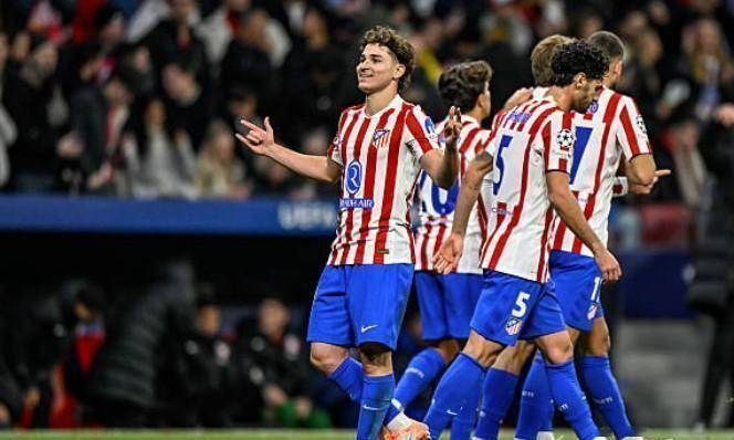 和三笘薰合影的11岁小球员有日本和法国血统，出自吉田麻也担任院长的青训机构（与三笘薰合影的11岁小将为日法混血，出自吉田麻也任院长的青训机构）